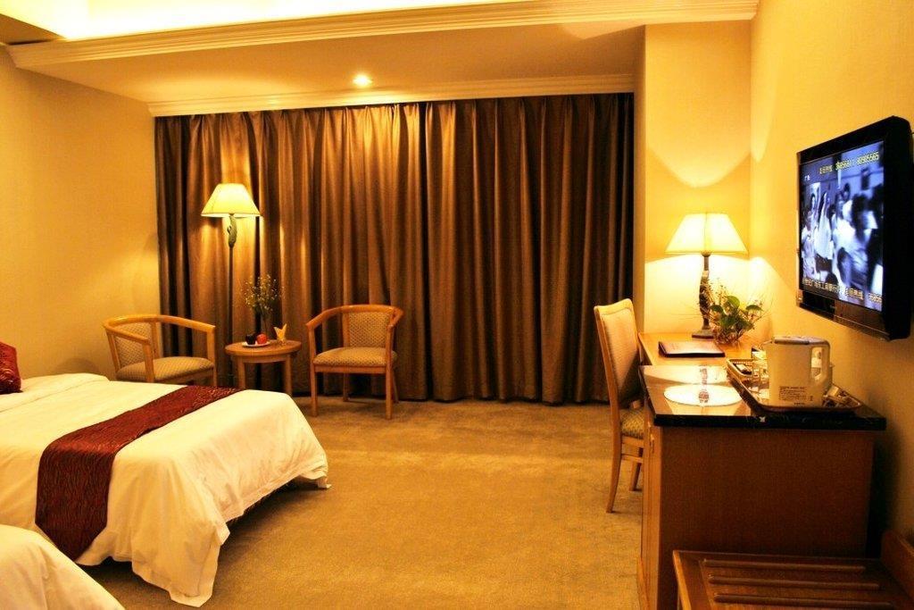 Guangzhou New Century Hotel Room photo