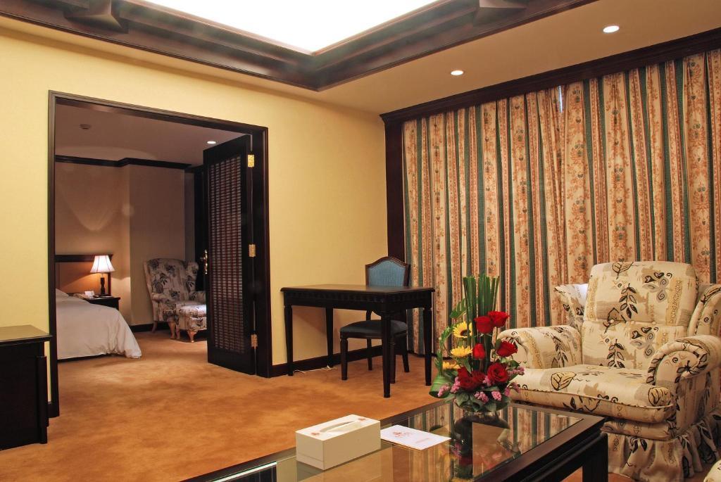 Guangzhou New Century Hotel Room photo