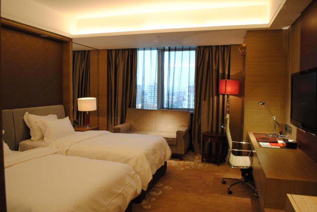 Guangzhou New Century Hotel Room photo